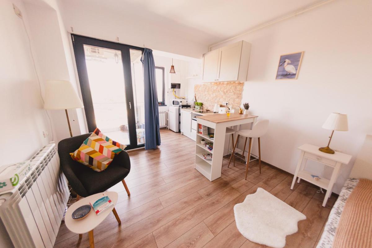 Retro Studio by the SEA - Housity