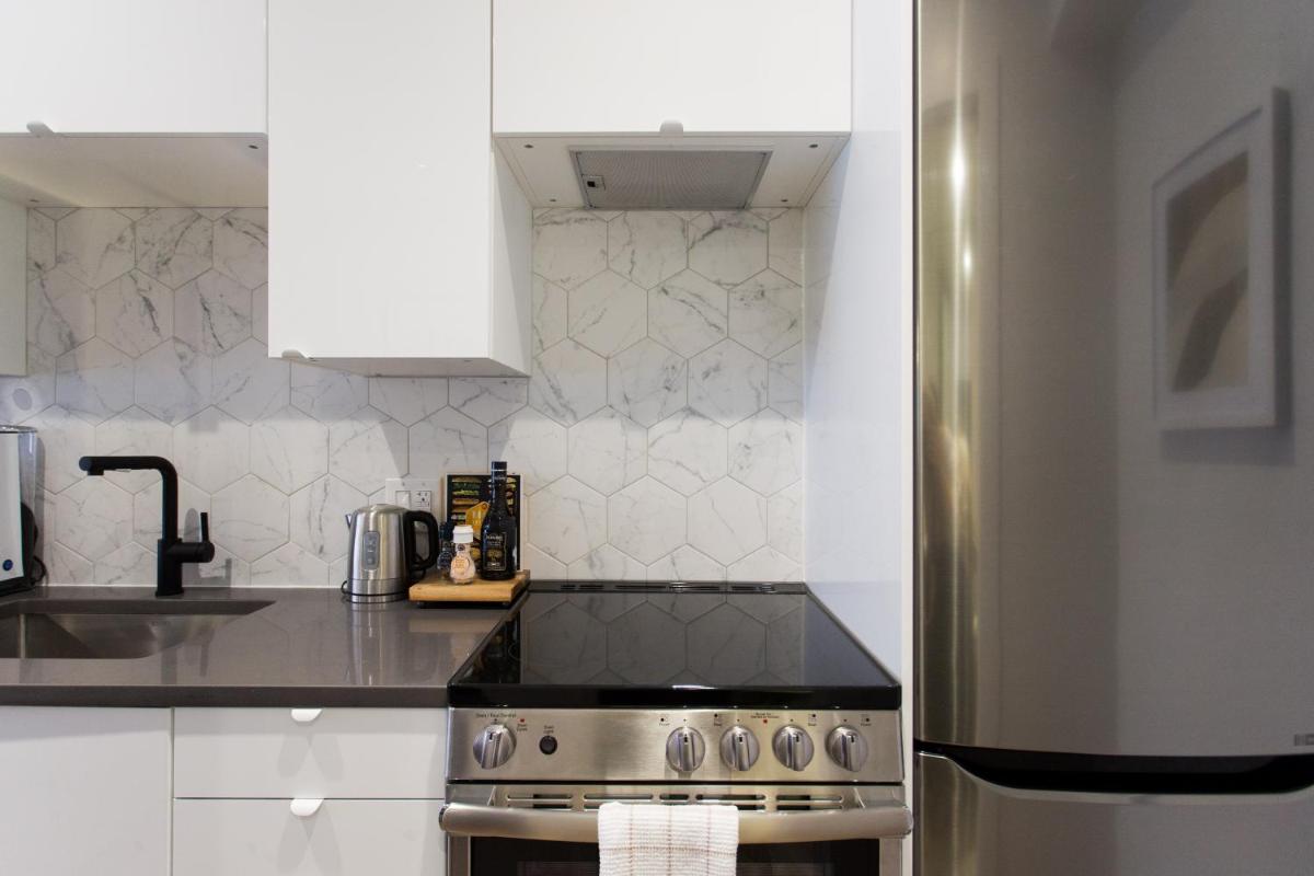 The Santamaria Golden Palms Studio by Den Stays - Housity