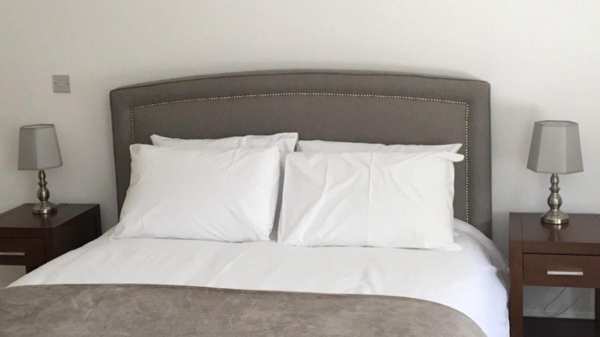 Beautiful 1 BED Serviced APARTMENT COBHAM Town Centre - Housity
