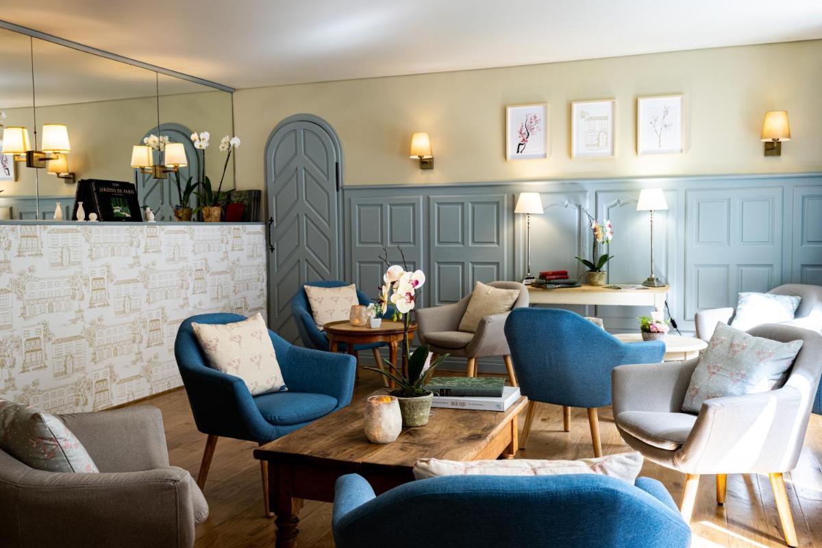 Coin salon dans l'établissement Logis Relais de la Source