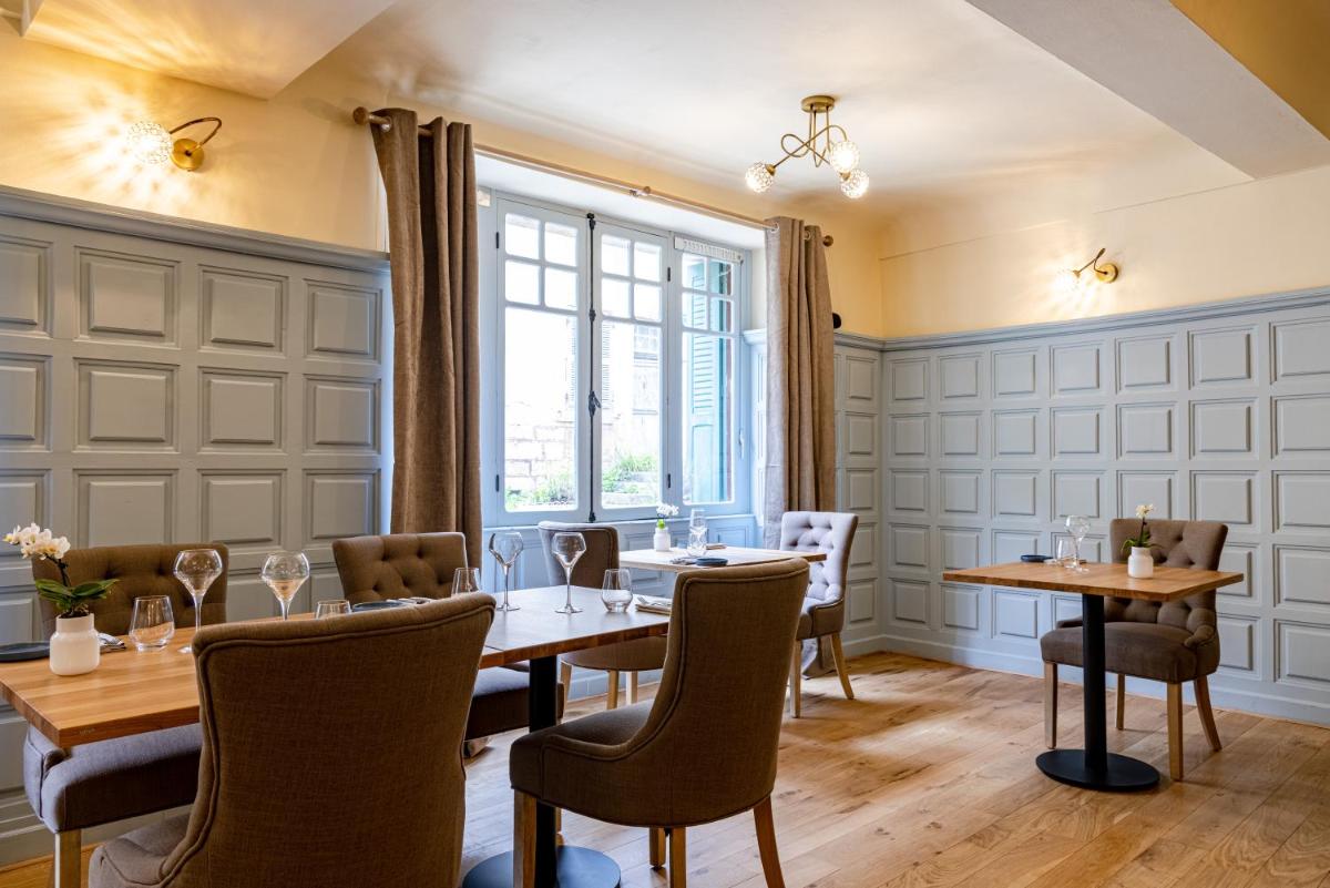 Coin salon dans l'établissement Logis Relais de la Source