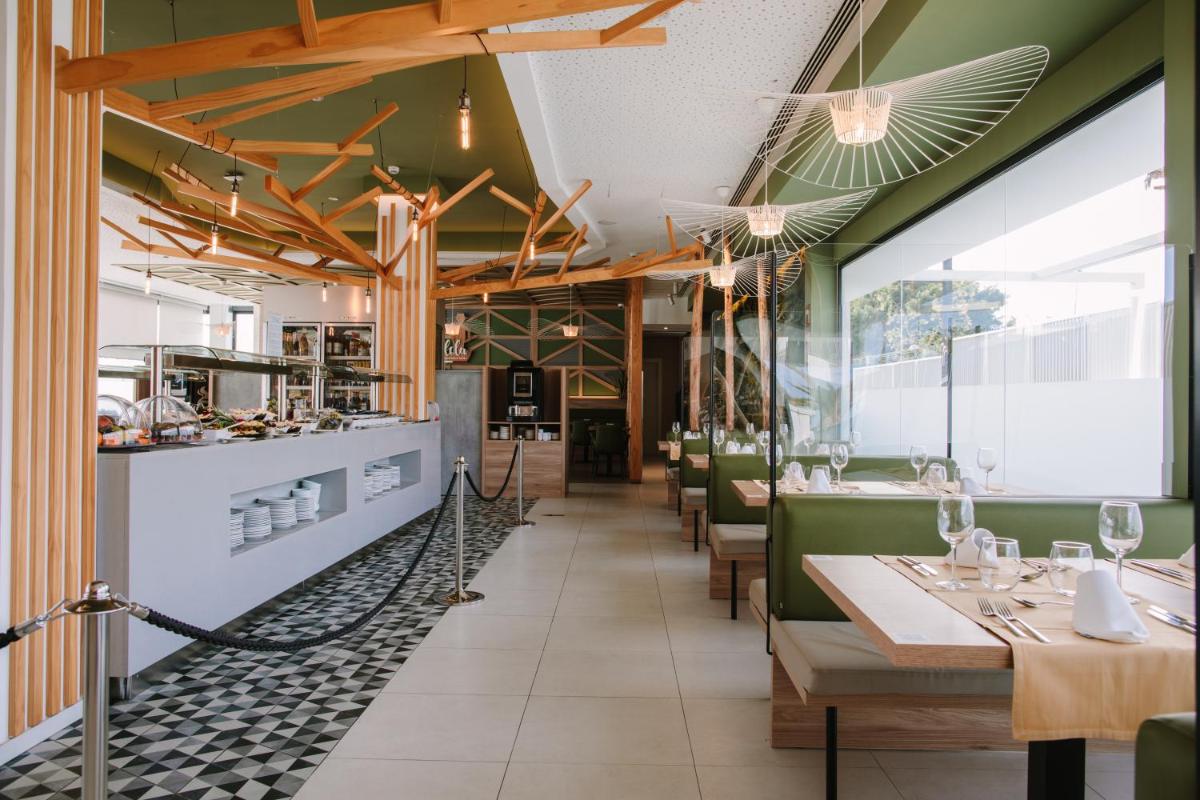 Un restaurante o sitio para comer en Club Maspalomas Suites & Spa - Adults Only