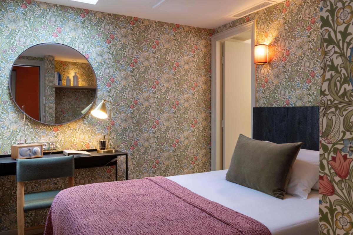 Un ou plusieurs lits dans un hébergement de l'établissement Le Petit Beaumarchais Hotel & Spa