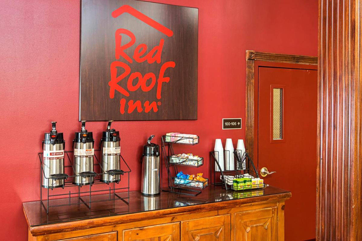 Red Roof Inn & Suites Lake Orion / Auburn Hills - Housity