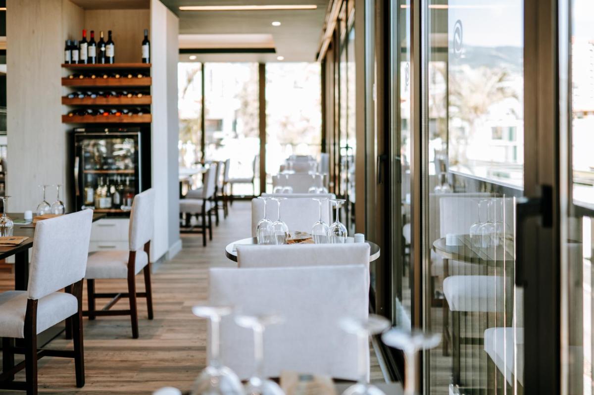 Um restaurante ou outro lugar para comer em Enotel Magnólia