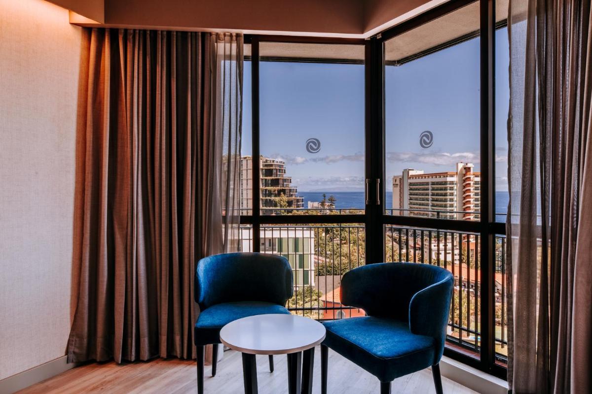 Uma área de estar em Enotel Magnólia