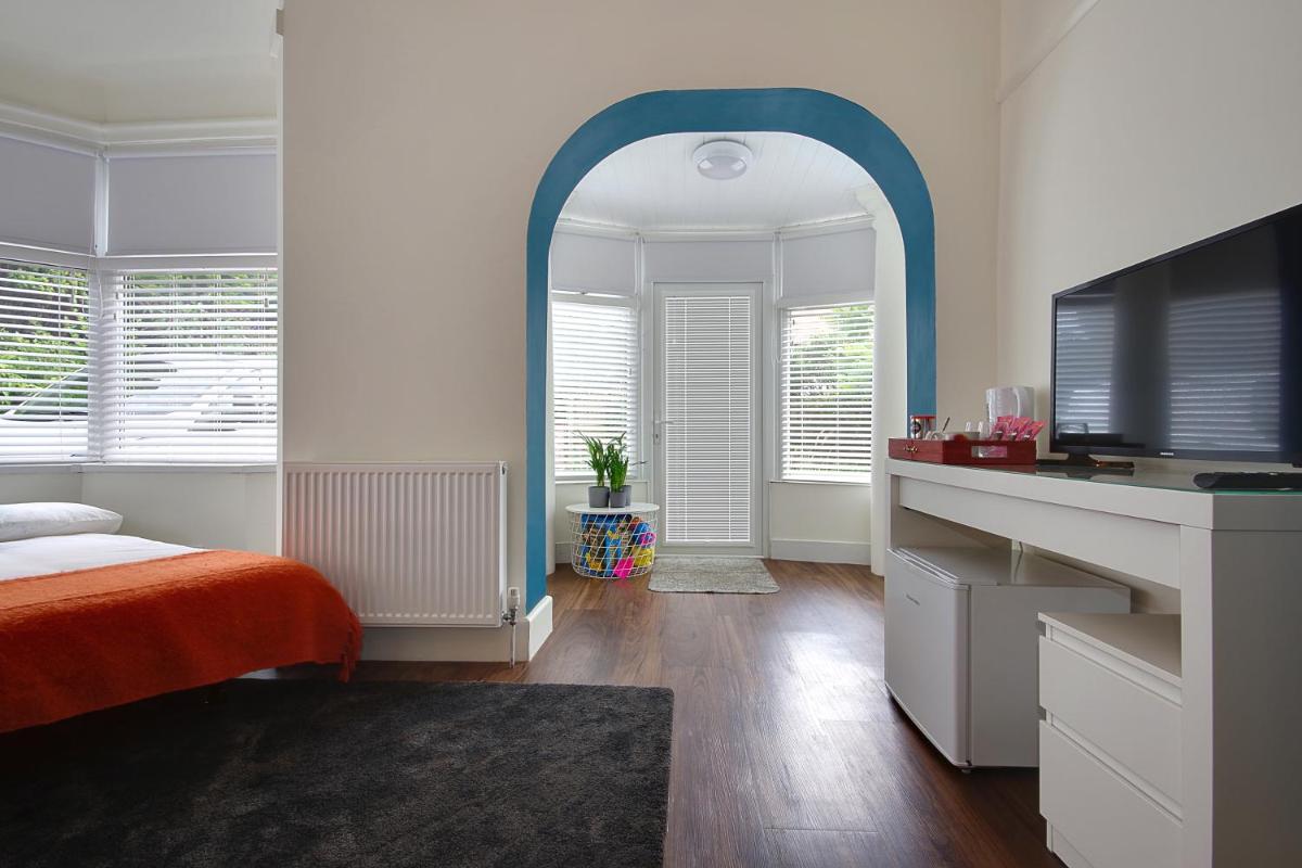 Large En-suite by the Beach - Housity