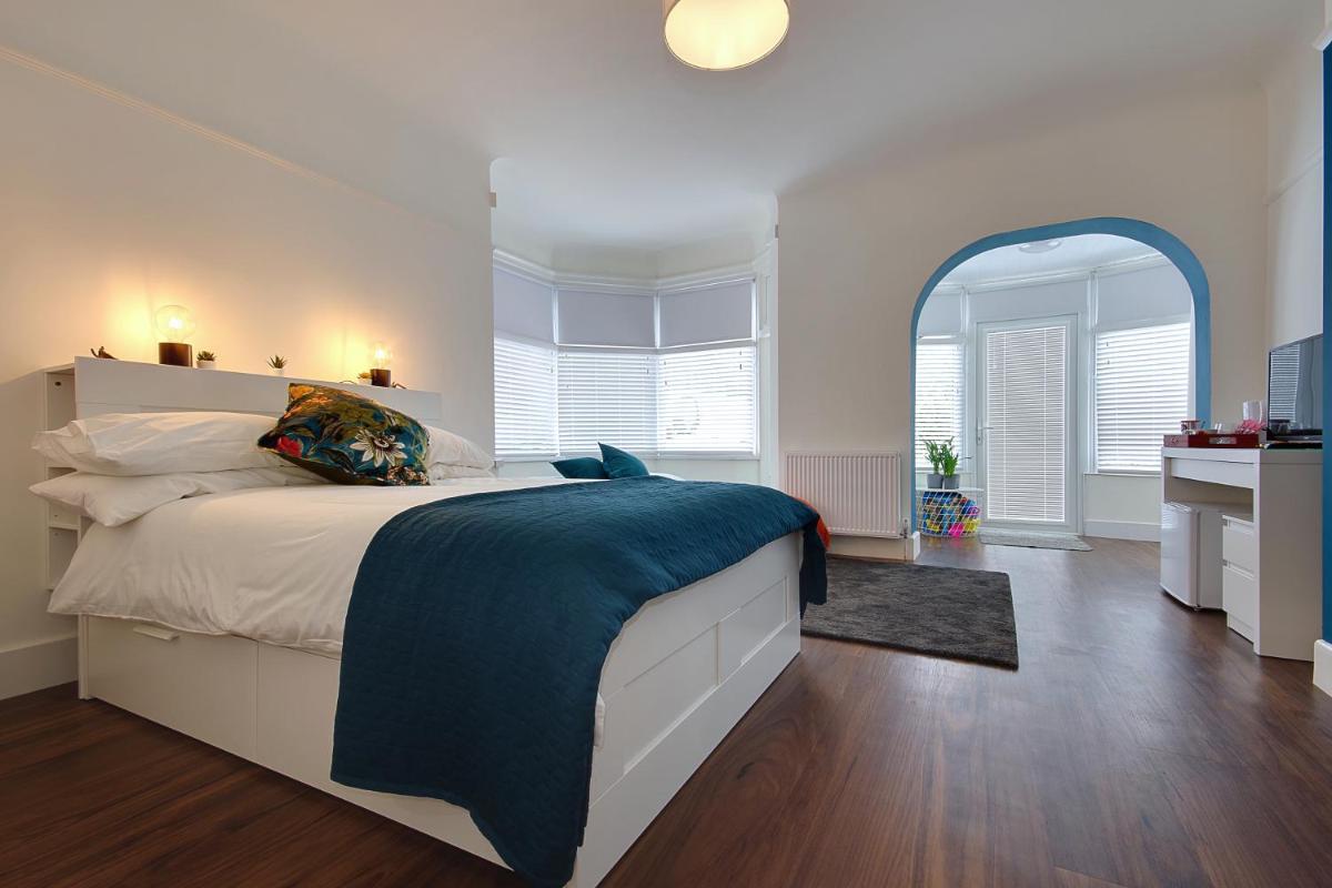 Large En-suite by the Beach - Housity