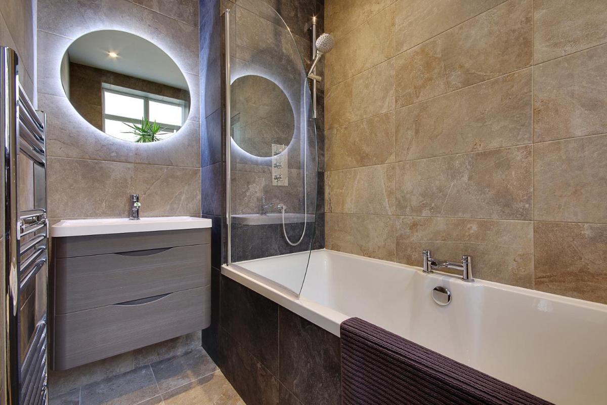 Large En-suite by the Beach - Housity