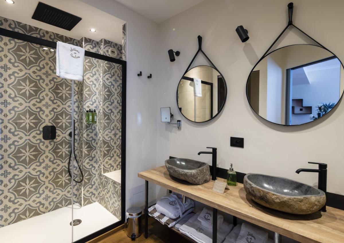 Salle de bains dans l'établissement Château et Golf De Taulane
