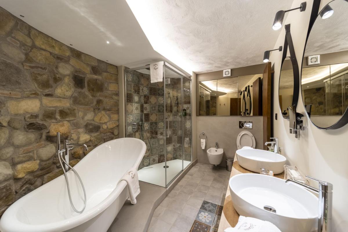 Salle de bains dans l'établissement Château et Golf De Taulane