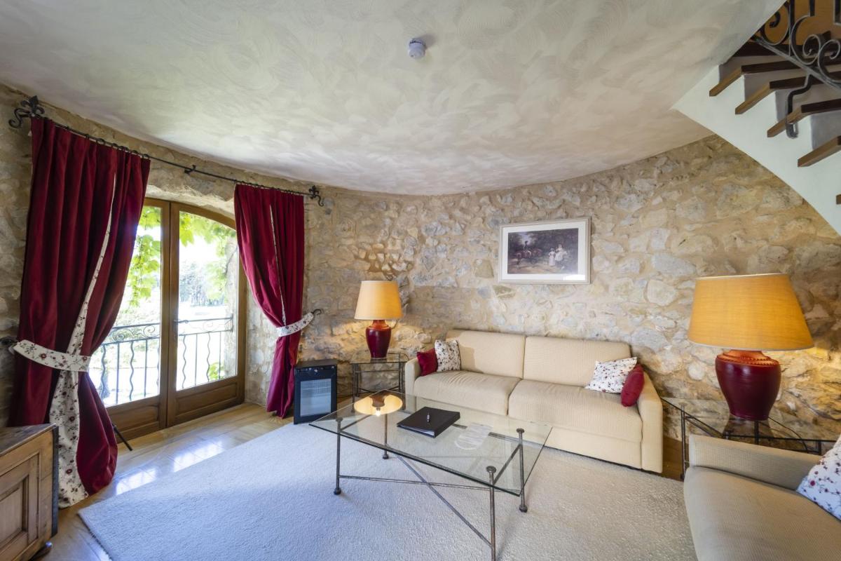 Coin salon dans l'établissement Château et Golf De Taulane