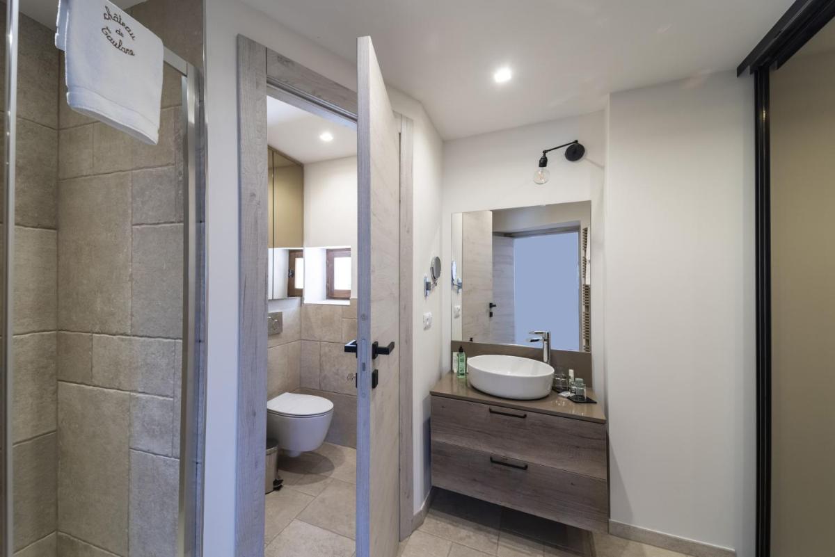 Salle de bains dans l'établissement Château et Golf De Taulane