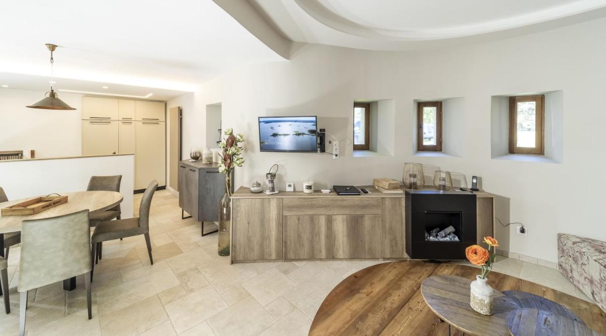 Cuisine ou kitchenette dans l'établissement Château et Golf De Taulane