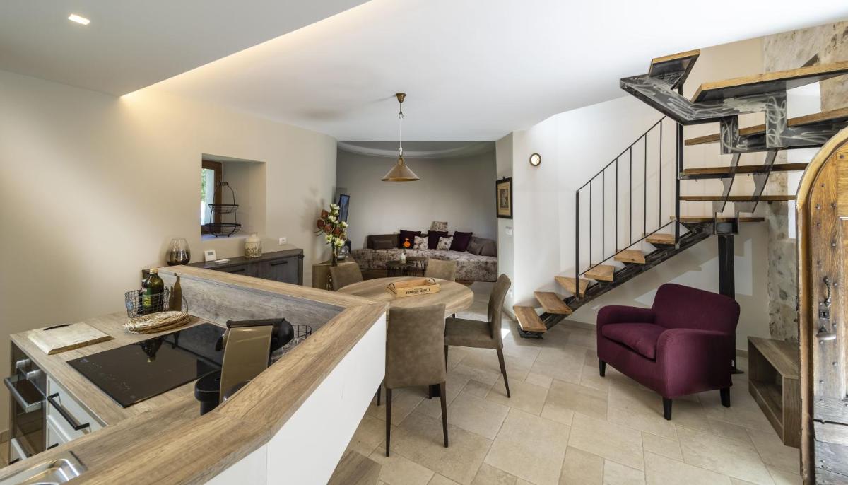 Coin salon dans l'établissement Château et Golf De Taulane