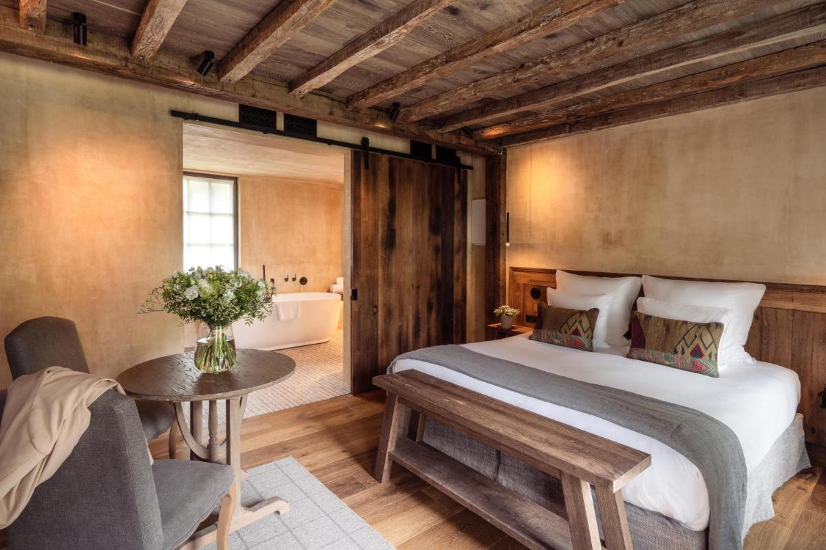 Un ou plusieurs lits dans un hébergement de l'établissement La Ferme Saint Simeon Hotel & Spa - Relais & Chateaux