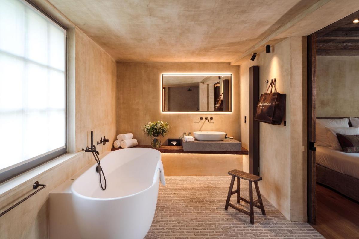 Salle de bains dans l'établissement La Ferme Saint Simeon Hotel & Spa - Relais & Chateaux