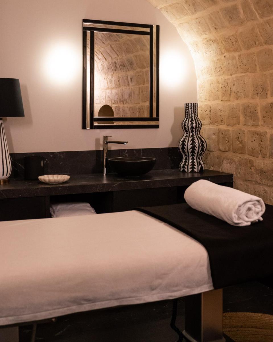 Un ou plusieurs lits dans un hébergement de l'établissement Monsieur George Hotel & Spa - Champs-Elysées