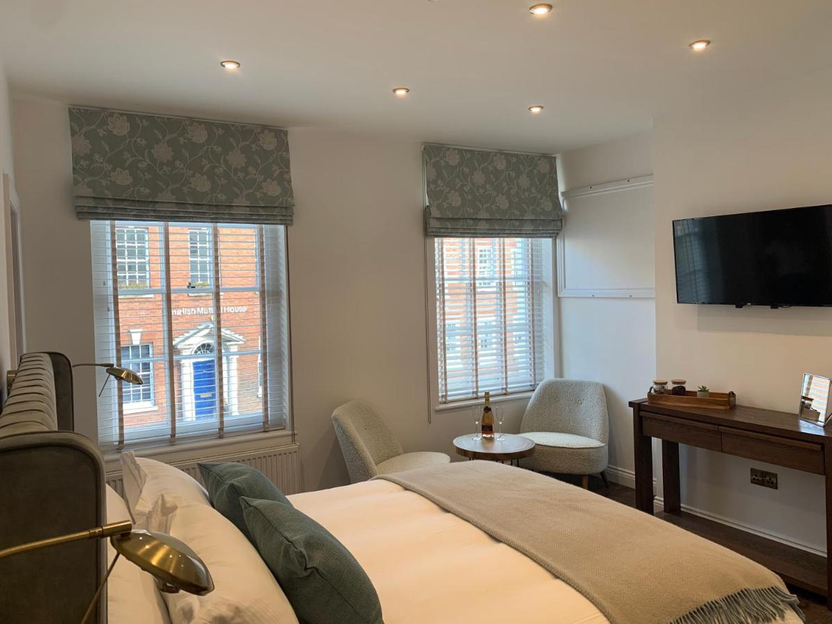 Upstairs at 33 - Self check in boutique accommodation in Worcester Centre - Housity