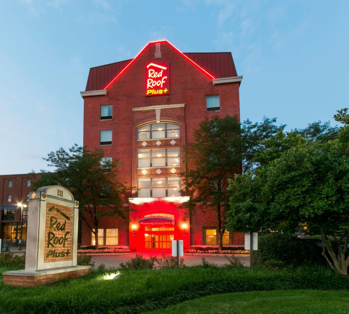 Red Roof Inn PLUS+ Columbus Downtown - Convention Center - Housity