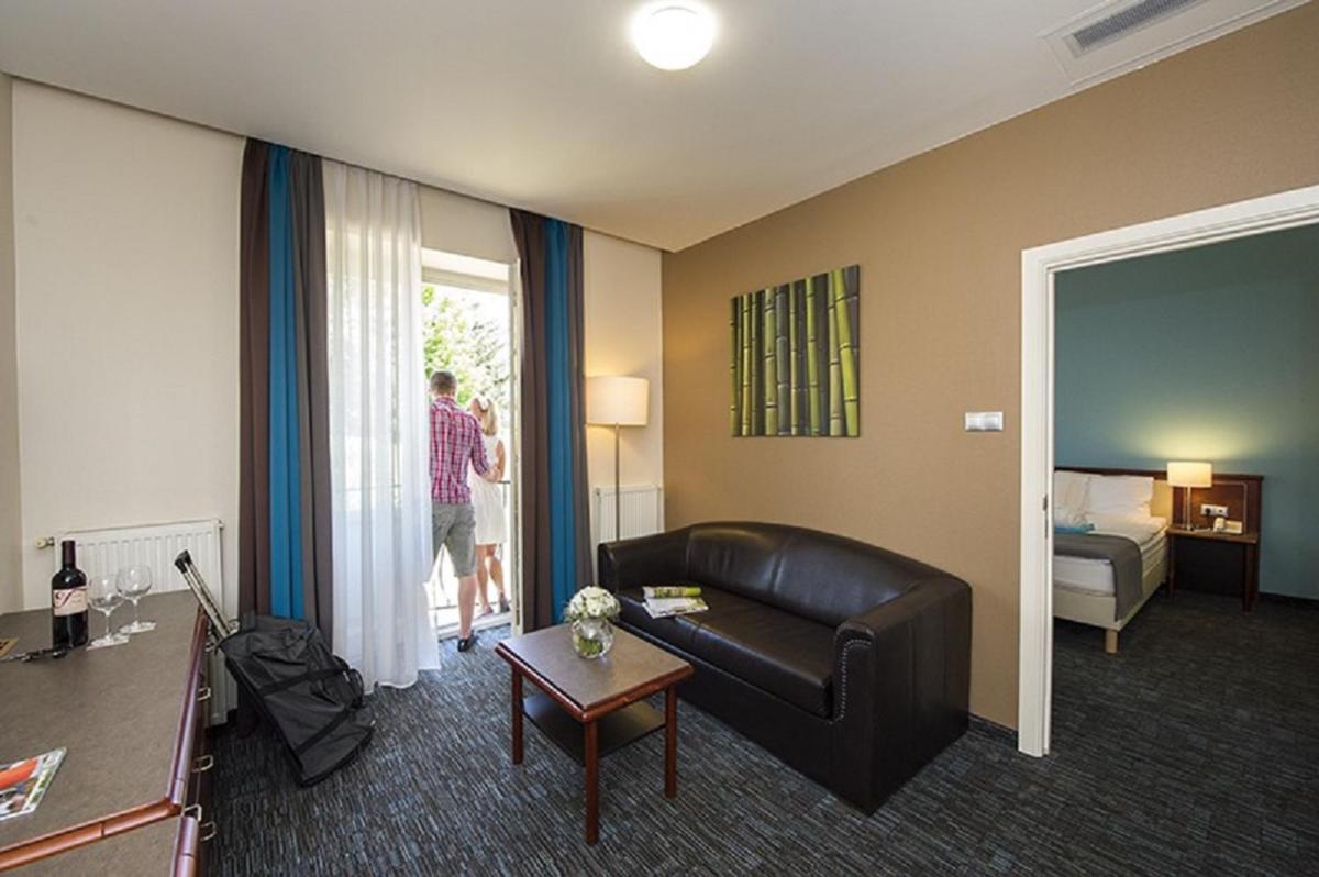 Old Lake Golf Hotel - Housity