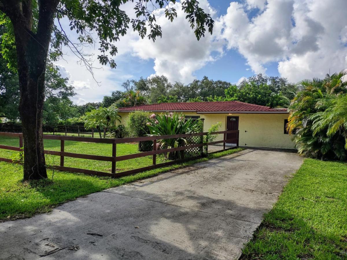 Sunshine Acre 2B 2B King Master Suite, BIG Yard - Housity