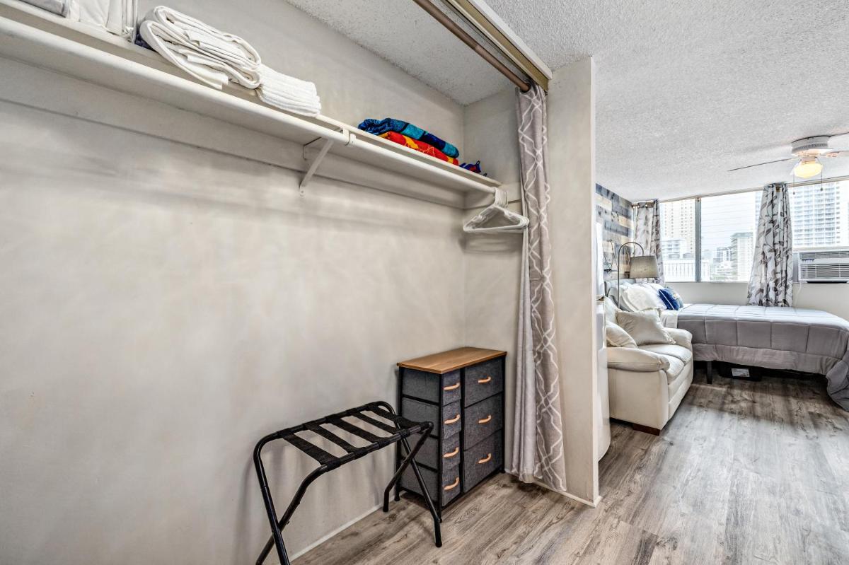 Modern WAIKIKI CONDO perfect for beach getaway! - Housity