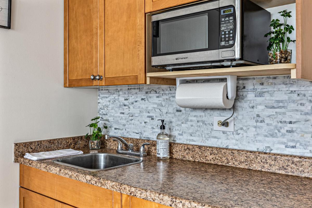 Modern WAIKIKI CONDO perfect for beach getaway! - Housity