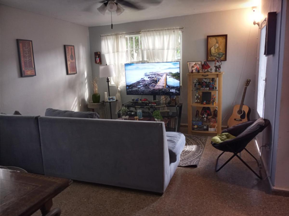 Figueroa Guest Rooms in Country Club - Housity