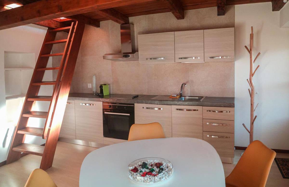Wisteria House - Holiday Apartment - Housity