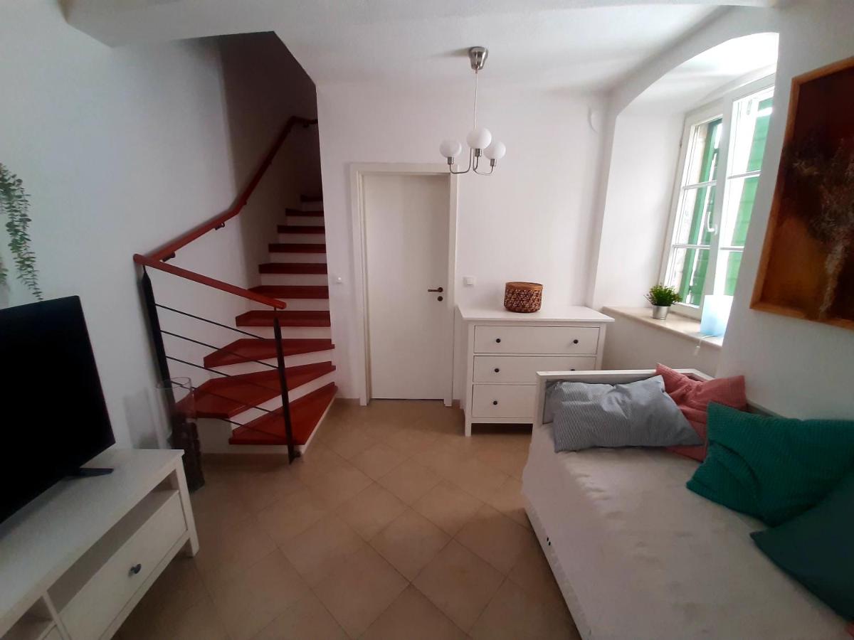 Luxury Stone House - Quiet Center! - Housity
