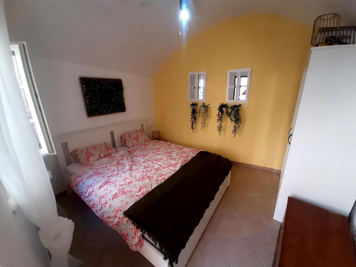 Luxury Stone House - Quiet Center! - Housity