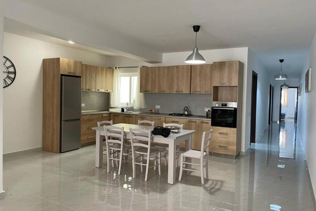 Lovely and huge 3 bedroom apartment with free park - Housity