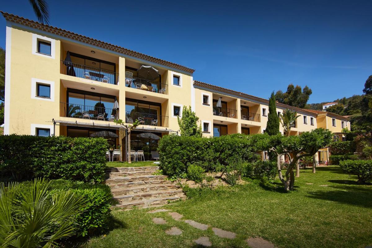 Il propose un grand appartement doté d'un jardin. dans l'établissement La Résidence du Bailli, à Rayol-Canadel-sur-Mer