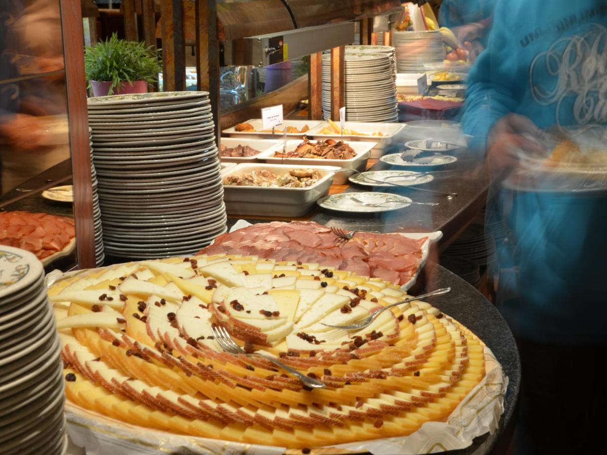 Comida en o cerca de este hotel