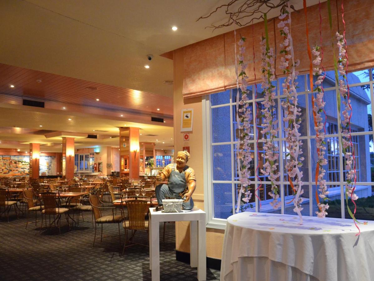 Un restaurante o sitio para comer en Beatriz Toledo Auditorium & Spa