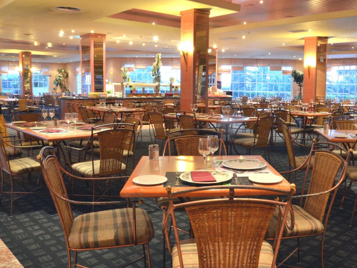 Un restaurante o sitio para comer en Beatriz Toledo Auditorium & Spa