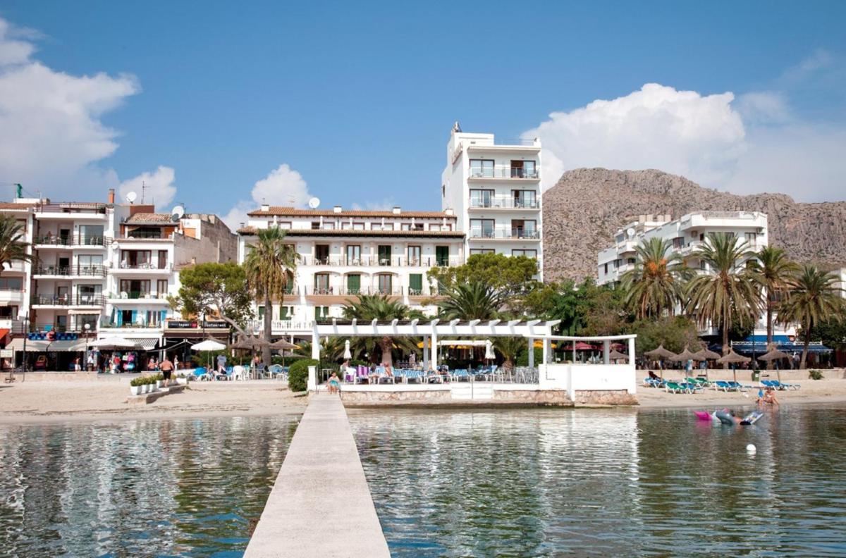un puente sobre un cuerpo de agua con edificios en Hotel Miramar Mallorca, en Puerto Pollensa