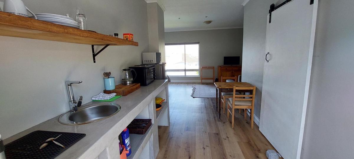 Kortrijk Paarl Self Catering - Housity