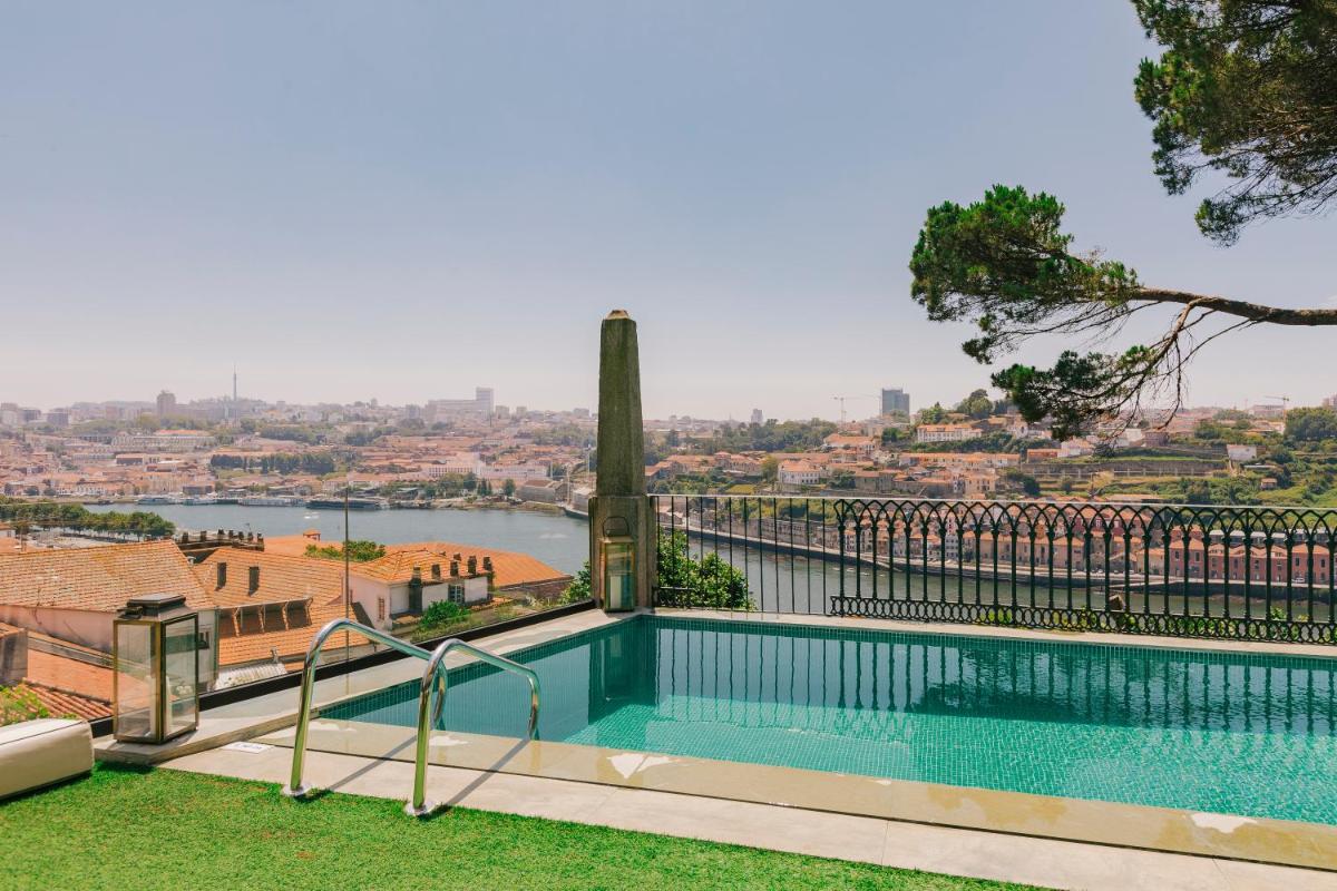A piscina em ou perto de Torel Avantgarde