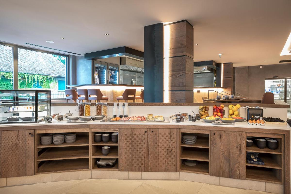 une cuisine avec un comptoir avec de la nourriture dessus dans l'établissement Rivage Hôtel & Spa Annecy, à Annecy