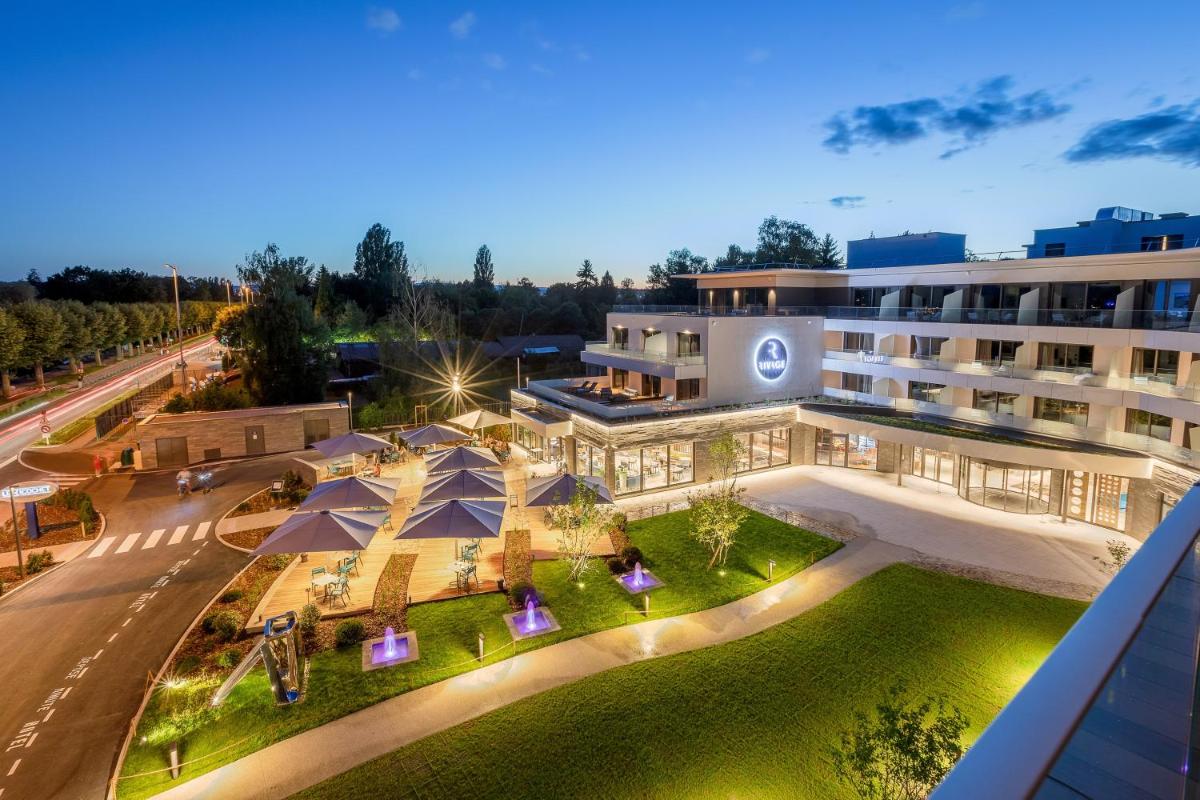 une vue aérienne d'un bâtiment avec une cour dans l'établissement Rivage Hôtel & Spa Annecy, à Annecy