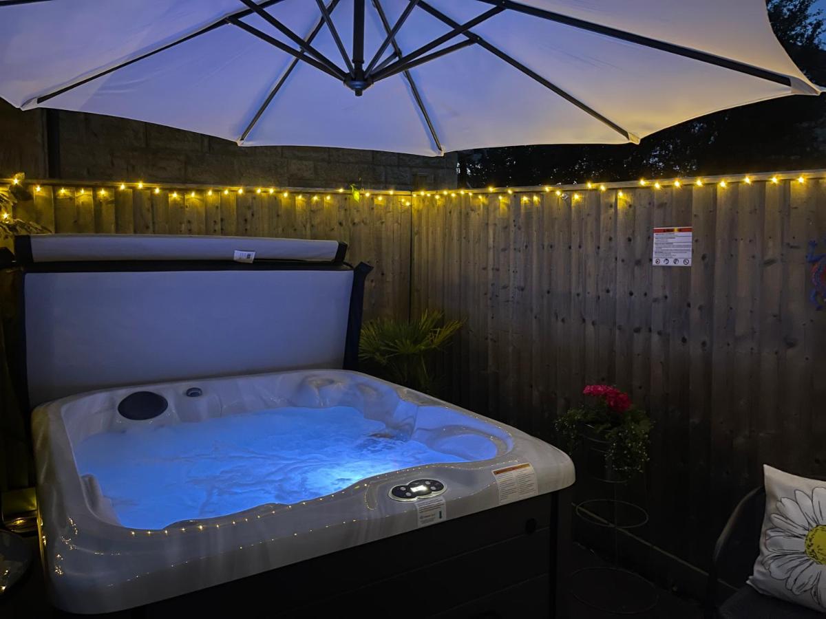Village Retreat & Hot Tub Nr Bicester Village - Housity