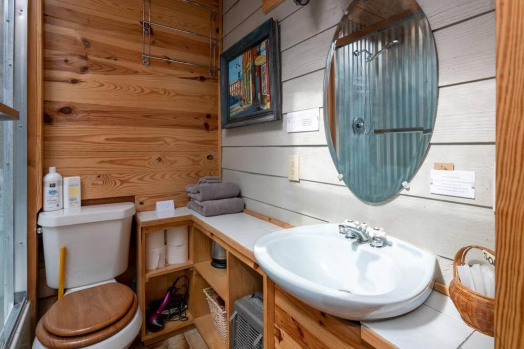 Art, Beauty, Nature: A Woodland Retreat - Housity