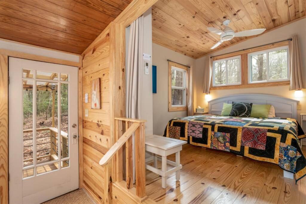 Art, Beauty, Nature: A Woodland Retreat - Housity