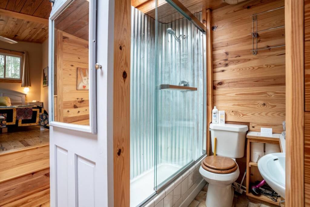 Art, Beauty, Nature: A Woodland Retreat - Housity