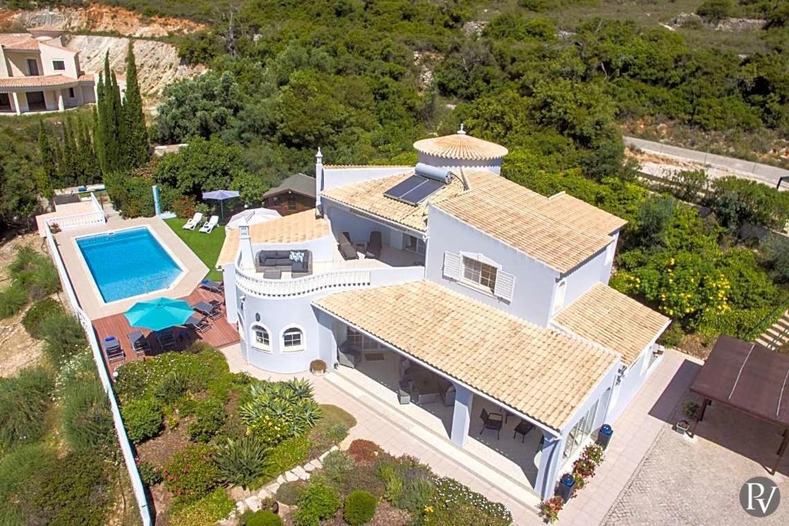 in Canal Sleeps 8 with Pool Air Con and WiFi - Housity