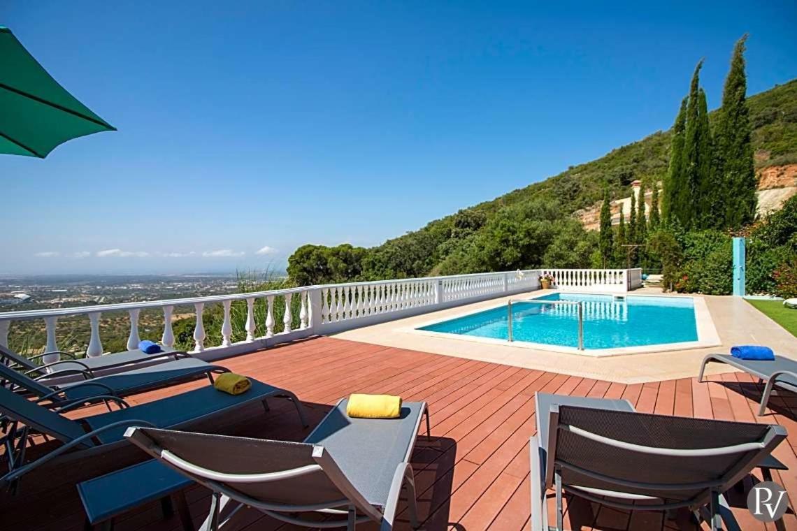 in Canal Sleeps 8 with Pool Air Con and WiFi - Housity