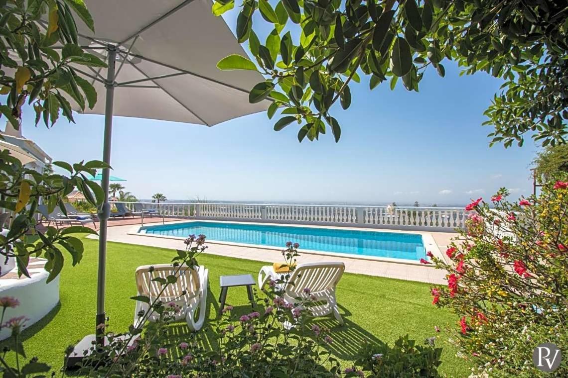 in Canal Sleeps 8 with Pool Air Con and WiFi - Housity