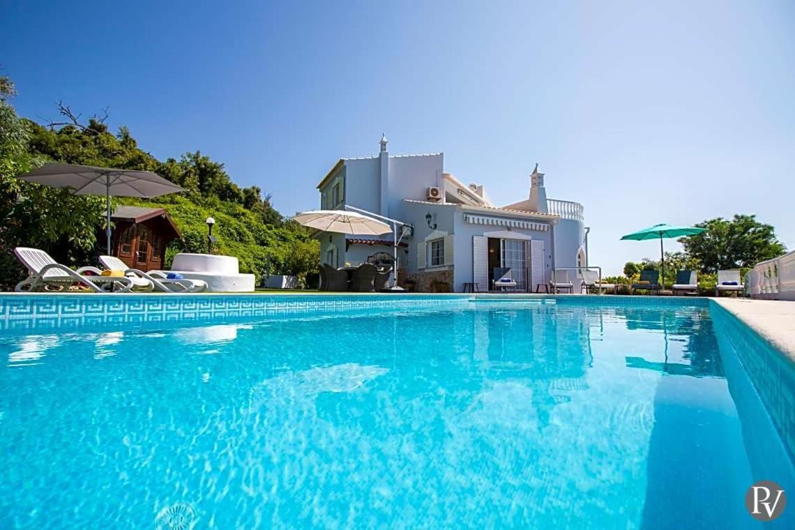 in Canal Sleeps 8 with Pool Air Con and WiFi - Housity